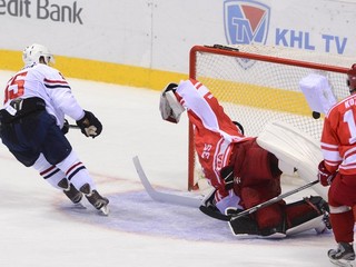 Brankár Spartaka Jeff Glass a vpravo Viačeslav Kozlov.