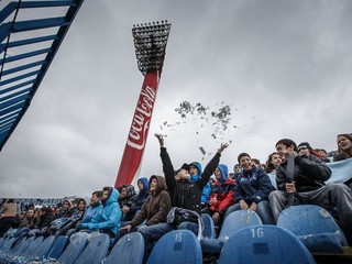 Časti hľadiska boli zaplnené prevažne školákmi v rámci akcie "Poď na futbal".