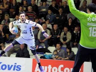 František Zaťko z HC Sporta Hlohovec (vľavo).
