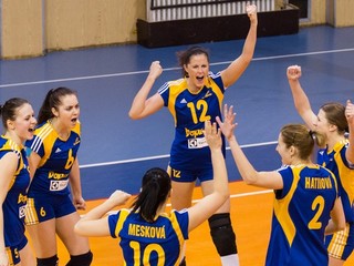 Hráčky Doprastavu počas tretieho zápasu play-off finále extraligy žien vo volejbale.