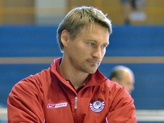 Vladimír Országh je majster sveta z Göteborgu 2002, má aj bronz z MS v Helsinkách 2003. V NHL odohral sedem sezón. Teraz trénuje extraligovú Banskú Bystricu.