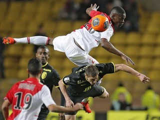 Futbalisti Monaca (v červeno-bielom) si pohárové finále nezahrajú.