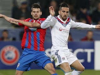 Slovenský stredopoliar Viktorie Plzeň Michal Ďuriš (vľavo).