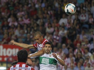 Miranda (v strede) takto strieľa gól.