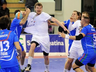 Csaba Szücs (hore) počas kvalifikácie mužov o postup na MS 2015 Taliansko - Slovensko.
