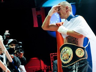 Tomi Kid Kovács po víťaznom boxerskom zápase o titul európskeho šampióna WBO počas Galavečeča boxu v Nitre v roku 2011.