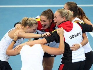 Andrea Petkovic, Julia Georges, Anna-Lena Groenfeld, kapitánka Barbara Rittner a Angelique Kerber sa tešia po postupe v Austrálii.