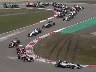 Lewis Hamilton je vpredu.