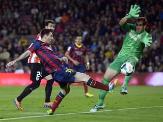 Lionel Messi ohrozuje brankára Bilbaa Gorku Iraizoza.
