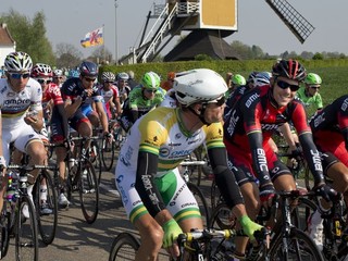 Philippe Gilbert (druhý sprava s úsmevom).