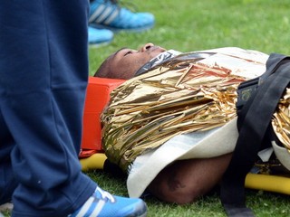 Zranený hráč Slovana Lester Stefan Peltier v zápase medzi MFK Košice - ŠK Slovan Bratislava.