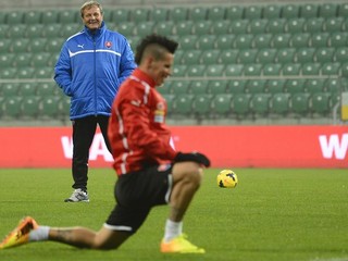 Ján Kozák (vzadu) sa zastal Mareka Hamšíka (vpredu).