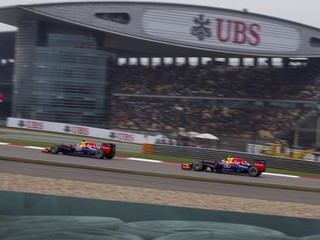 Sebastian Vettel (vpredu) je v úvode sezóny aj pod tlakom kolegu Daniela Ricciarda.