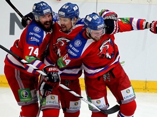 Pražskí levi sa radujú z gólu proti Magnitogorsku.