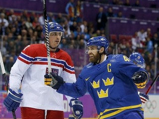 Kapitán tímu NHL Detroit Red Wings Henrik Zetterberg v modrom drese Švédska na olympiáde.