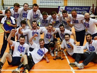 Volejbalisti Chemesu Humenné pózujú s trofejou po zisku majstrovského titulu.