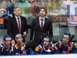 Vladimír Országh (v strede) sa presúva na lavičku Slovana Bratislava.