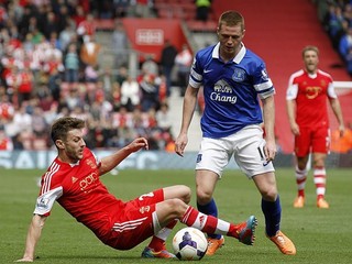 Giggs zažil premiéru 4:0, Everton prehral dvoma vlastnými gólmi hlavou