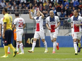 Útočník Edinson Roberto Cavani (v strede) z tímu Paris Saint Germain oslavuje svoj gól.