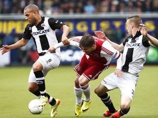 Lasse Schonen z Ajaxu medzi hráčmi tímu Heracles.