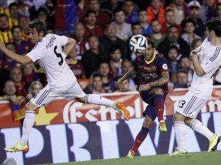 Dani Alves (v strede)