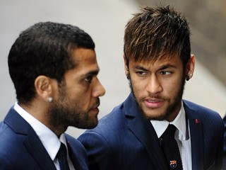 Brazílčania Neymar (vpravo) a Daniel Alves.