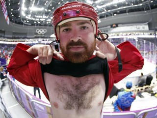 Kanadský fanúšik ukazuje vyholený javorový list na ZOH v Soči. Ilustračná sním