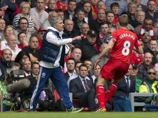 Tréner Chelsea Jose Mourinho (vľavo) drží loptu pred kapitánom Liverpoolu Stevenom Gerrardom v  šlágri 36. kola Premier Leauge.