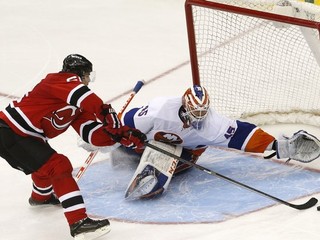 Jaromír Jágr a brankár tímu New York Islanders goalie Anders Nilsson.