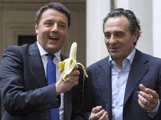 Talianský premiér Matteo Renzi a tréner národného tímu Cesare Prandelli sa delia o banán ako prejav solidarity s Danim Alvesom.