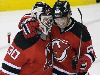 Jaromír Jágr s brankárom Martinom Brodeurom, ktorý zrejme po tejto sezóne skončí.