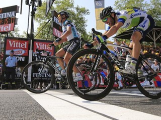 Švajčiar Michaelom Albasinim (vpravo) v 14. etape cyklistických pretekov Tour de France.