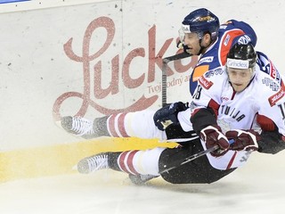 Slovák Karol Sloboda (vľavo) a hráč Lotyšska Kaspars Saulietis.