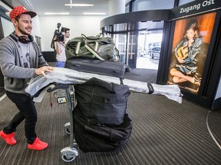 Tomáš Tatar na letisku vo Schwechate. Z Ameriky si priniesol pätnásť hokejok, mali by vydržať až do konca majstrovstiev sveta.