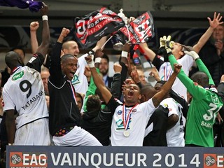 Futbalisti Guingampu sa tešia z trofeje.