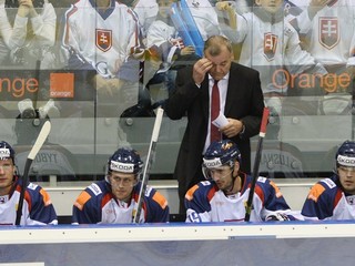 Tréner slovenskej hokejovej reprezentácie Vladimír Vůjtek. Vľavo sediaci Richard Pánik.