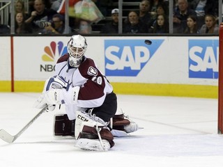 Švajčiarsky brankár Reto Berra v drese Colorada.