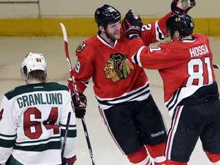 S Mariánom Hossom oslavuje Bryan Bickell.