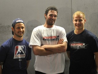 Zľava: Slovenskí hokejoví reprezentanti Tomáš Tatar, Marek Viedenský a Richard Pánik počas krátkeho brífingu na zraze pred odletom na MS.