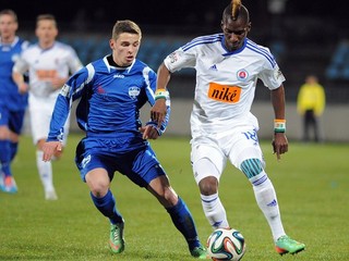 S loptou Mamafou Bagayoko z ŠK Slovan Bratislava (vpravo).