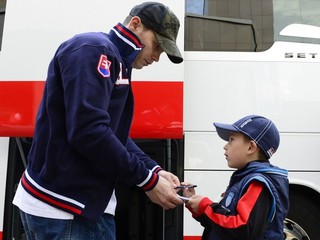 Z odchodu slovenskej hokejovej reprezentácie na MS do Bieloruska 7. mája v Bratislave. Ladislav Nagy takto dáva autogram.