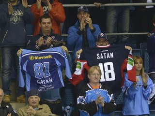 Diváci na hokeji v Bratislave.