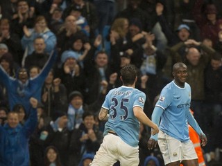 Yaya Toure (vpravo) a Stevan Jovetič.