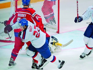 Ladislav Nagy a Vladimír Országh v zápase s Českom počas MS v roku 2003.