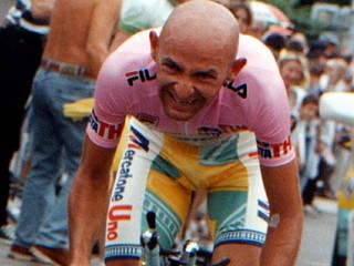 Na archívnej snímke z 6. júna 1998 taliansky cyklista Marco Pantani počas 21. etapy pretekov Giro d´Italia.