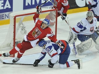 Semifinále majstrovstiev sveta 2012 v Helsinkách. Na snímke Čech Petr Koukal (vľavo) bránený Marekom Hovorkom, vpravo Ján Laco. Slováci vyhrali 3:1.