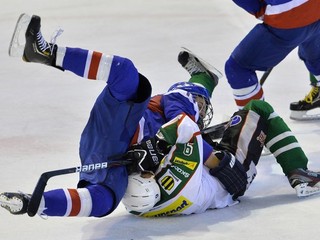 Hráč SR 20 Erik Černák (vľavo) padá po strete so Skaličnaom Miroslavom Lažom.