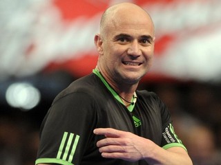 Andre Agassi tvrdí, že Nadal musel prekonávať aj Djokoviča a Murrayho.