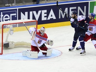 Gól Slovenska po strele Michela Miklíka (nie je na snímke). Zľava brankár Česka Alexander Salák, Slovák Martin Marcinko a Čech Roman Polák.