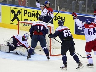 Jaromír Jágr prekabátil Čerešňáka a vyrovnal na 2:2.